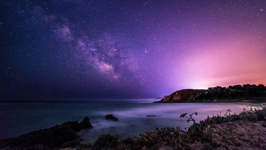 在撒丁岛的天空中的银河