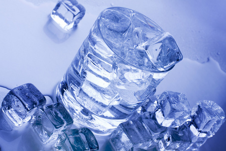 冰块水滴和玻璃