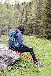 女性的徒步旅行者享受山中的空气