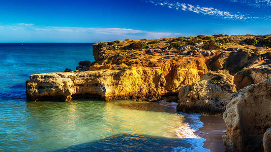 葡萄牙 美丽的岩石在阿尔加威海岸