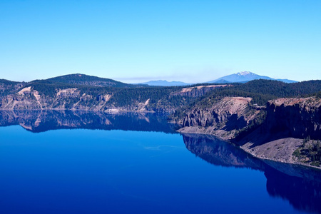 火山口形成的深湖