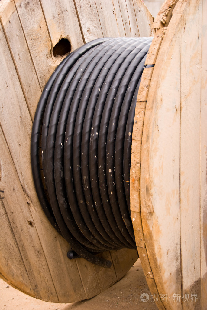 木制线圈上的电缆
