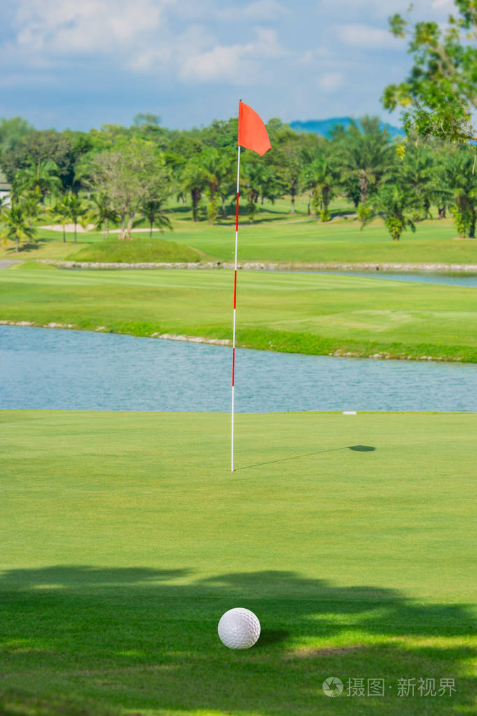 高尔夫球在高尔夫球场的草地上