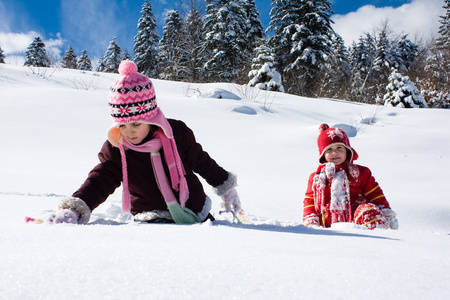小女孩在雪地上玩耍