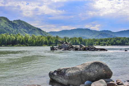 美丽的山河阳光灿烂的夏天景观