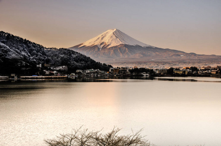 富士山秋季在河口湖雪山, 富士山是著名的日本山, 旅游人士称富士山为富士, 富士山, 富士山, 富士三, 日本