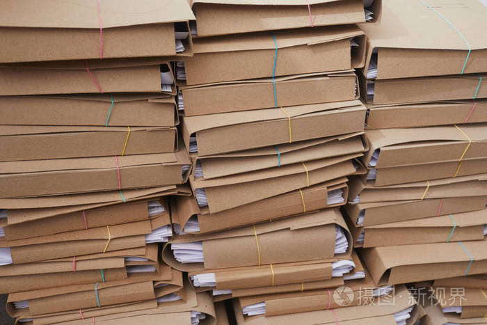 成堆的纸质档案