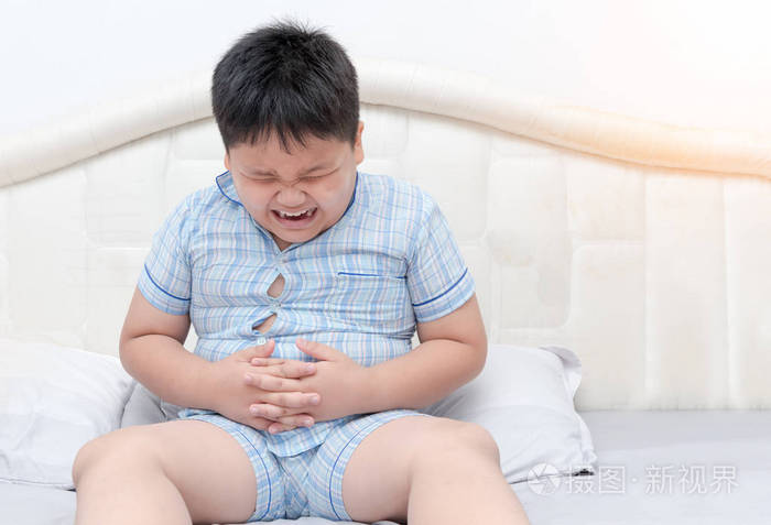 肥胖男孩超重肚子疼得在床上