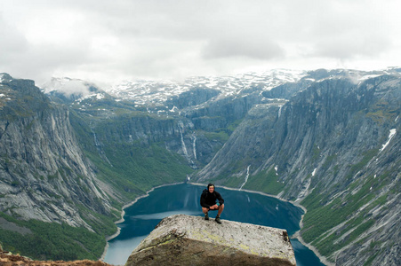 在挪威的 Trolltunga 是神话般的美丽