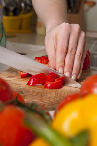 厨师手切蔬菜。