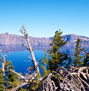 火山口形成的深湖