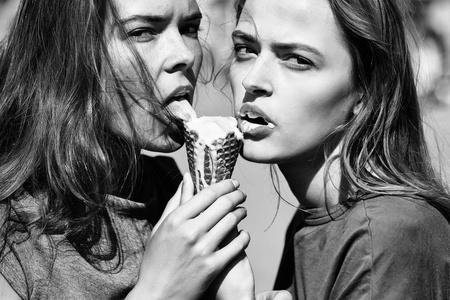 两个女孩吃冰激淋