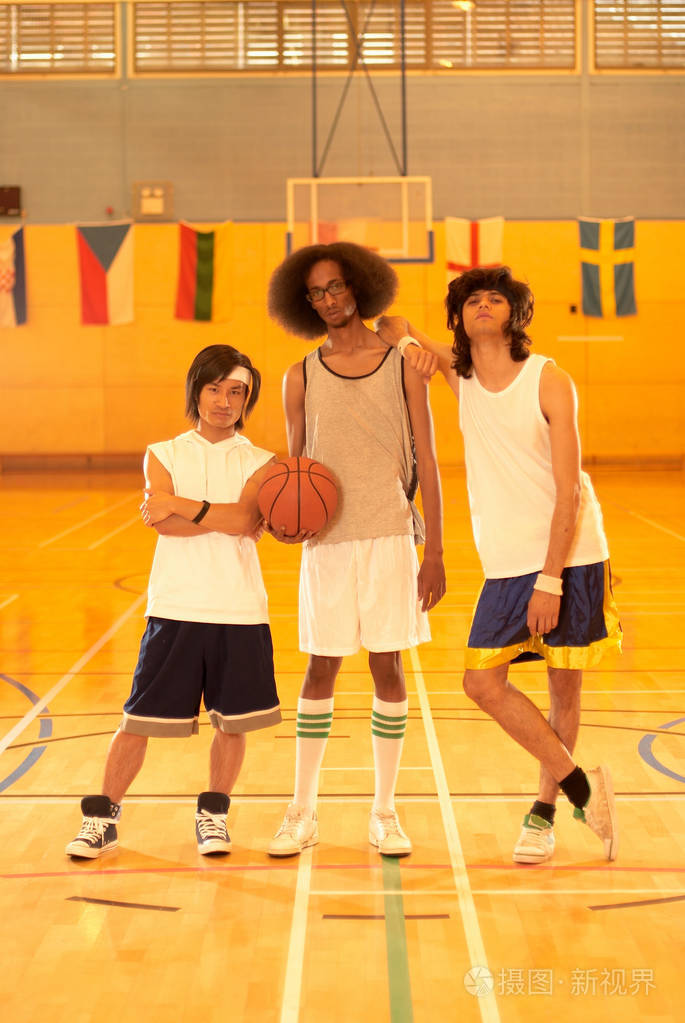 三个篮球运动员