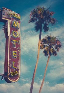 汽车旅馆标志和棕榈树