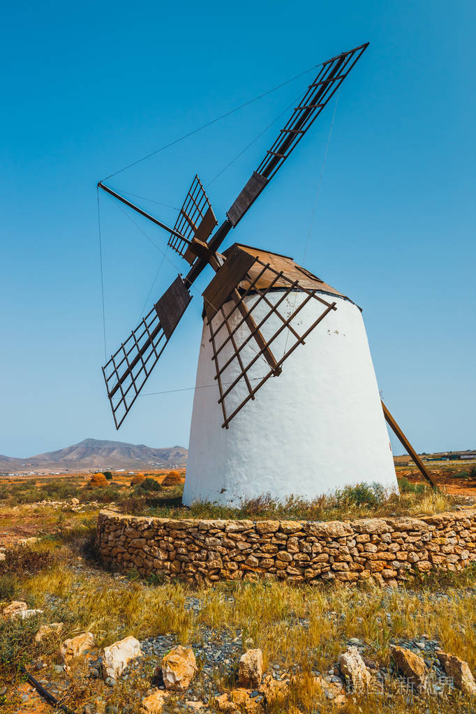 在fuertaventura,加那利群岛,西班牙传统白色石质风车