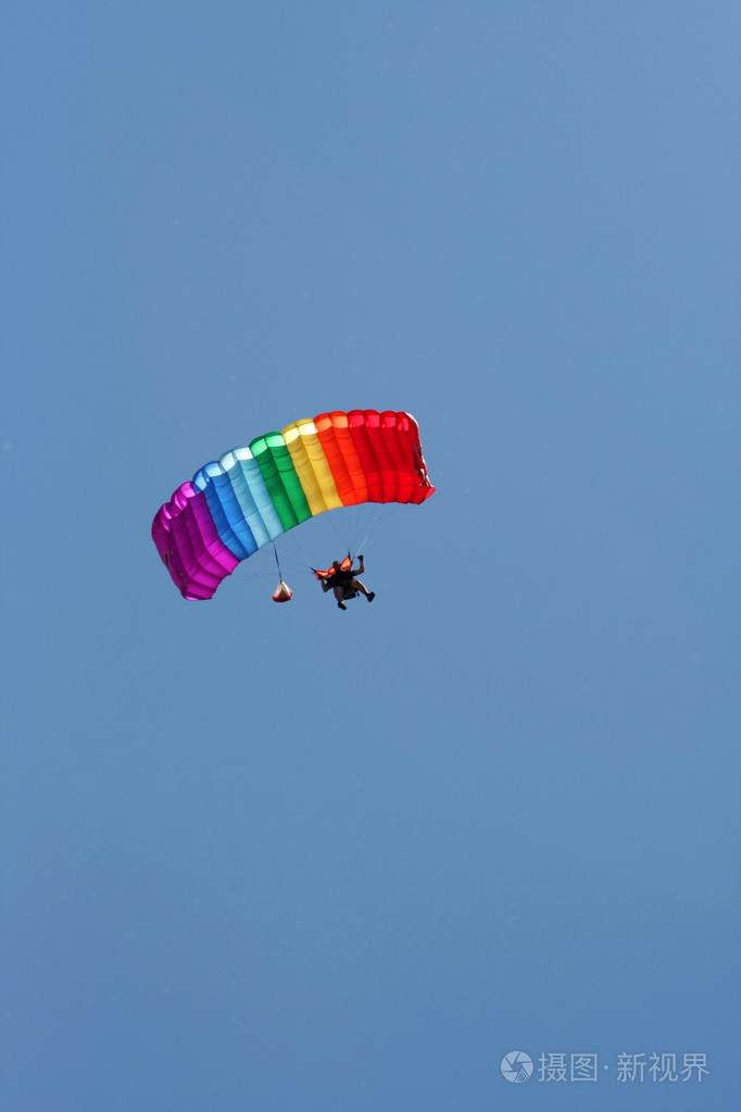 带彩色降落伞的降落伞