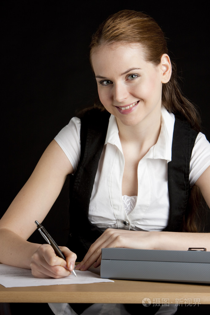 女商人 女实业家 (尤指)女经理 善于理财的女子