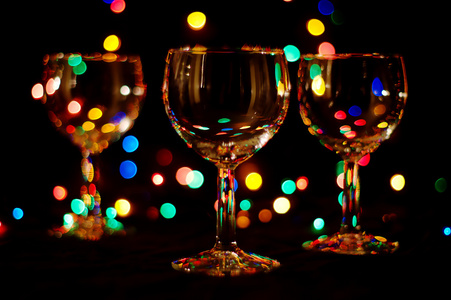 酒杯酒计量单位，等于四两 wine glass的名词复数 