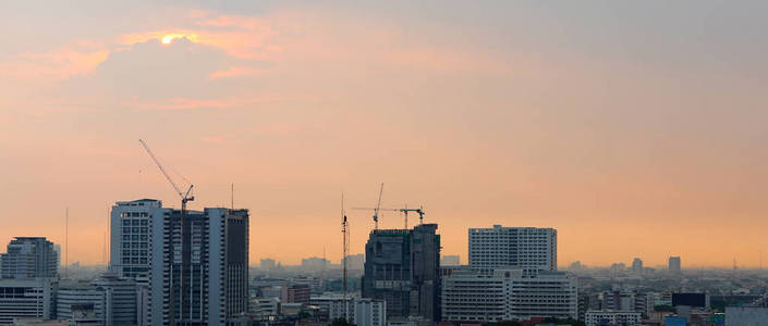 在晚上，城市市中心的夕阳的天空日落背景