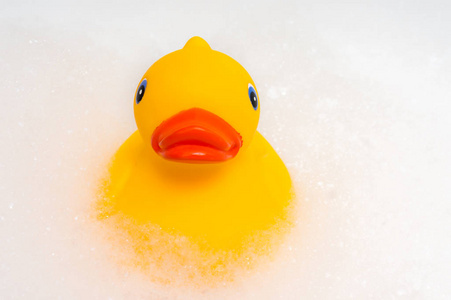 橡胶鸭和泡在浴缸里