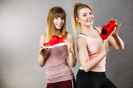 两个女人展示运动服运动鞋鞋