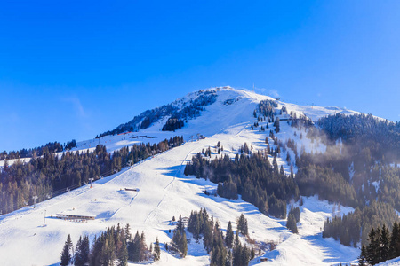 冬天的雪与山陶药膏。滑雪胜地 Soll，蒂罗尔