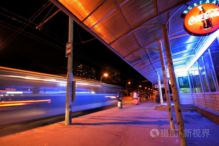 晚上的公共汽车站