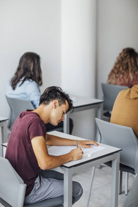 高中学生参加考试