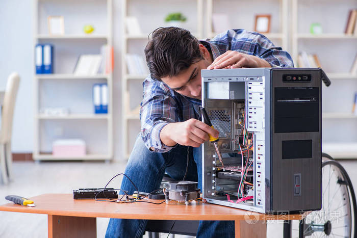 计算机修理工在轮椅上工作