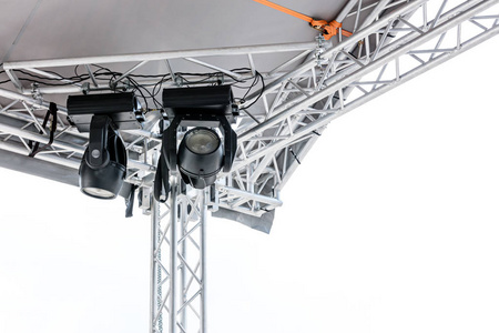 现场的灯光系统安装在街头舞台上白照片