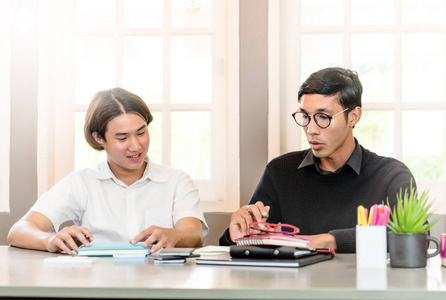 十几岁的男孩学习与家教