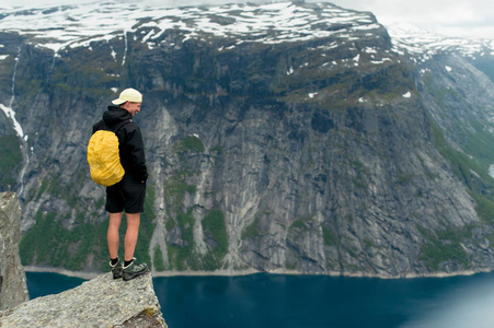 在挪威的 Trolltunga 是神话般的美丽