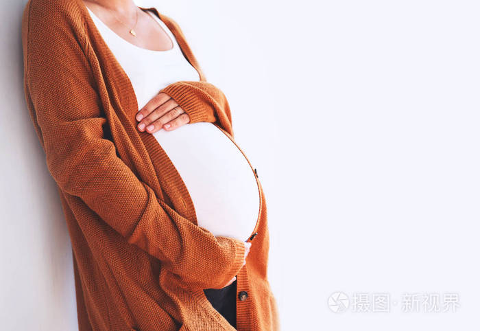 特写孕妇摸她的肚子母亲期待
