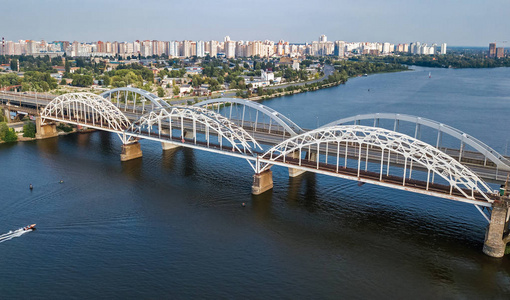 汽车和铁路 Darnitsky 大桥从基辅 基辅 城市天际线 乌克兰第聂伯河空中顶视图