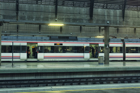 现代火车在车站