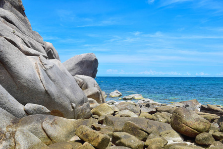 与蓝色的大海，在泰国象岛岛海滩上的石头