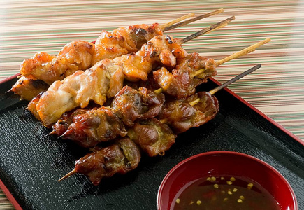 烧烤鸡肉烤上竹签的食物照片