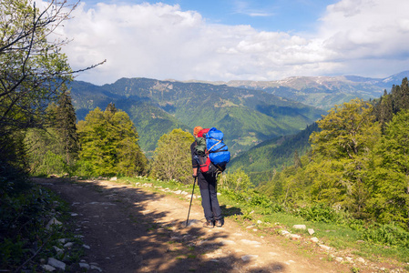 在山路上的大背包男子旅行