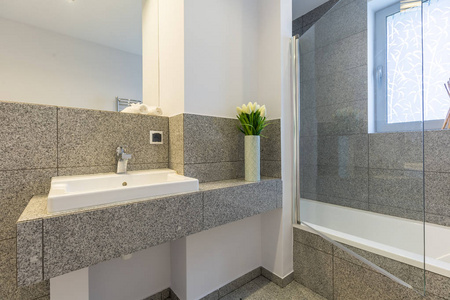 大理石瓷砖的浴室图片