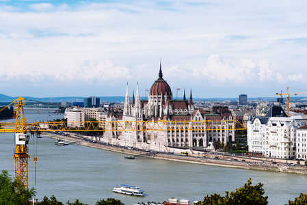 风景优美的布达佩斯河畔观