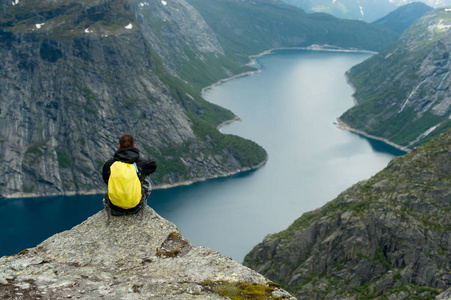 在挪威的 Trolltunga 是神话般的美丽