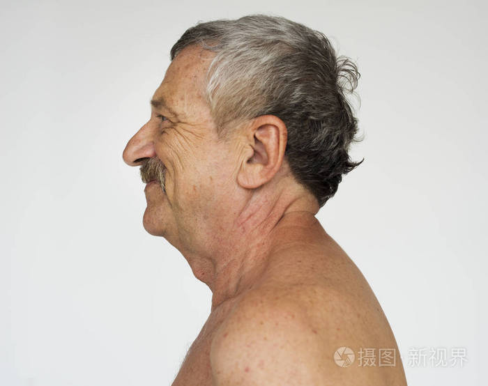 光着膀子的男人留着小胡子