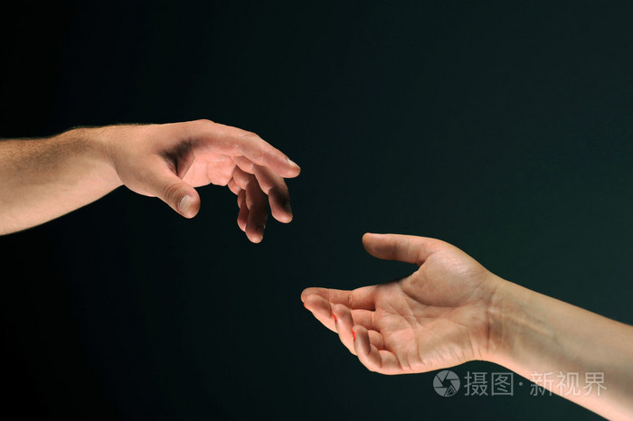 两只手互相伸手