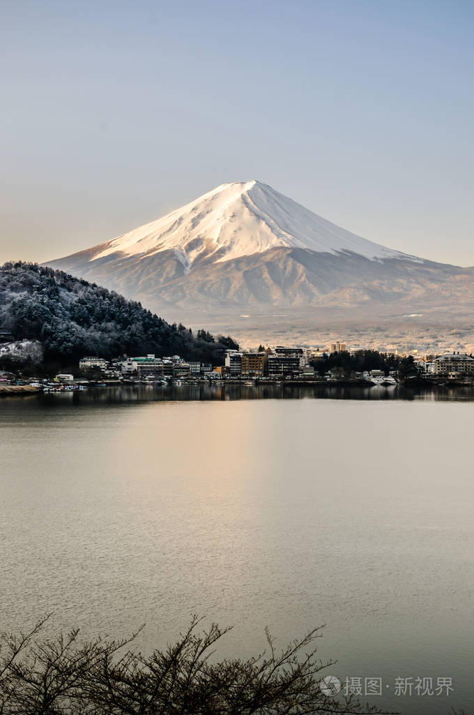 富士山秋季在河口湖雪山富士山是著名的日本山旅游人士称富士山为富士