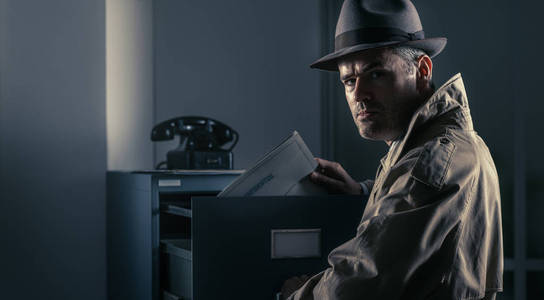 老式的间谍窃取文件在办公室照片