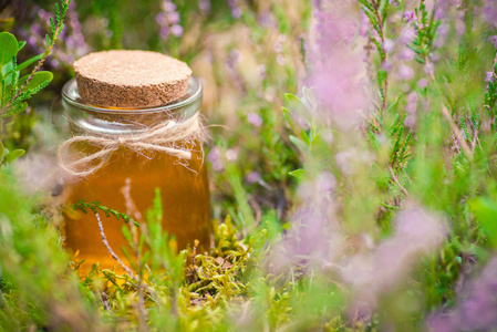 蜂蜜。与石南花布什的天然石南花蜂蜜罐