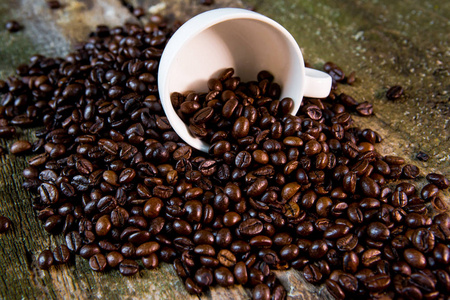 咖啡。咖啡豆。完整的咖啡豆的咖啡杯。咖啡豆中的白色杯子