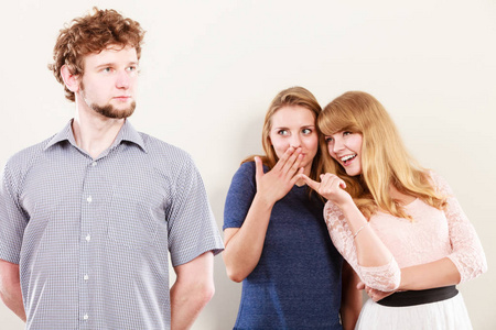 两个女人说话人的闲话照片