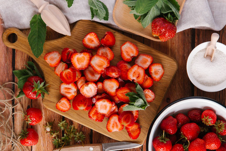 堆的切成熟的草莓