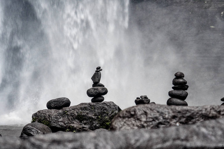 禅宗的石头，在瀑布与模糊背景